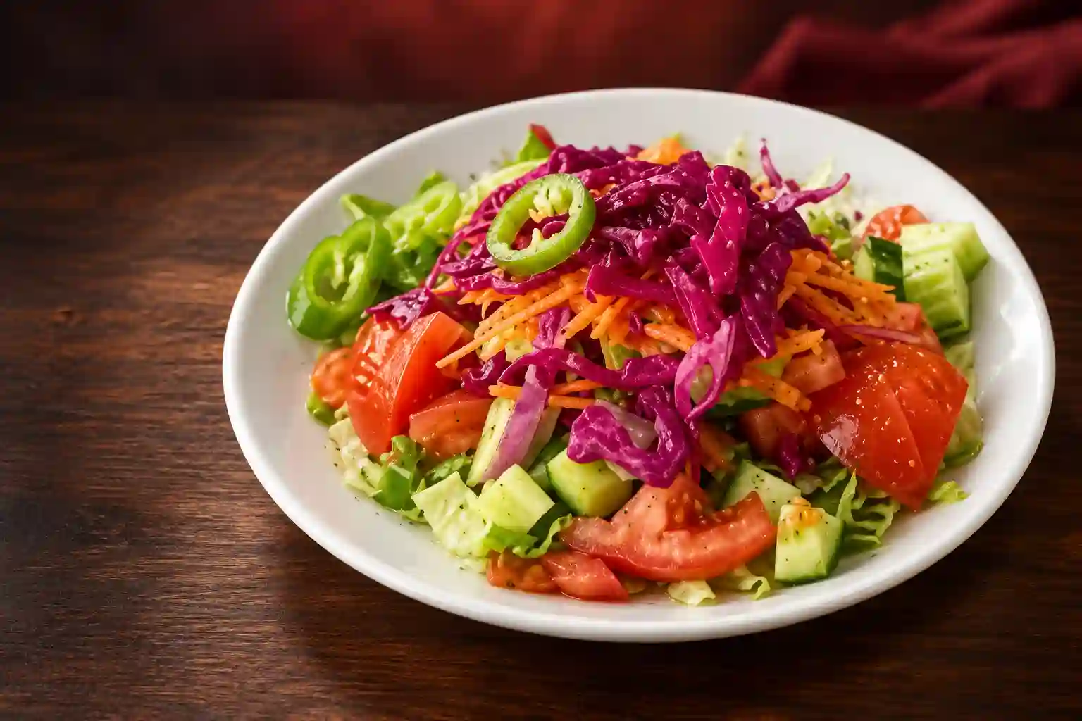 Domates, salatalık, marul, havuç, kırmızı lahana ve yeşil biber dilimleriyle karışık salata