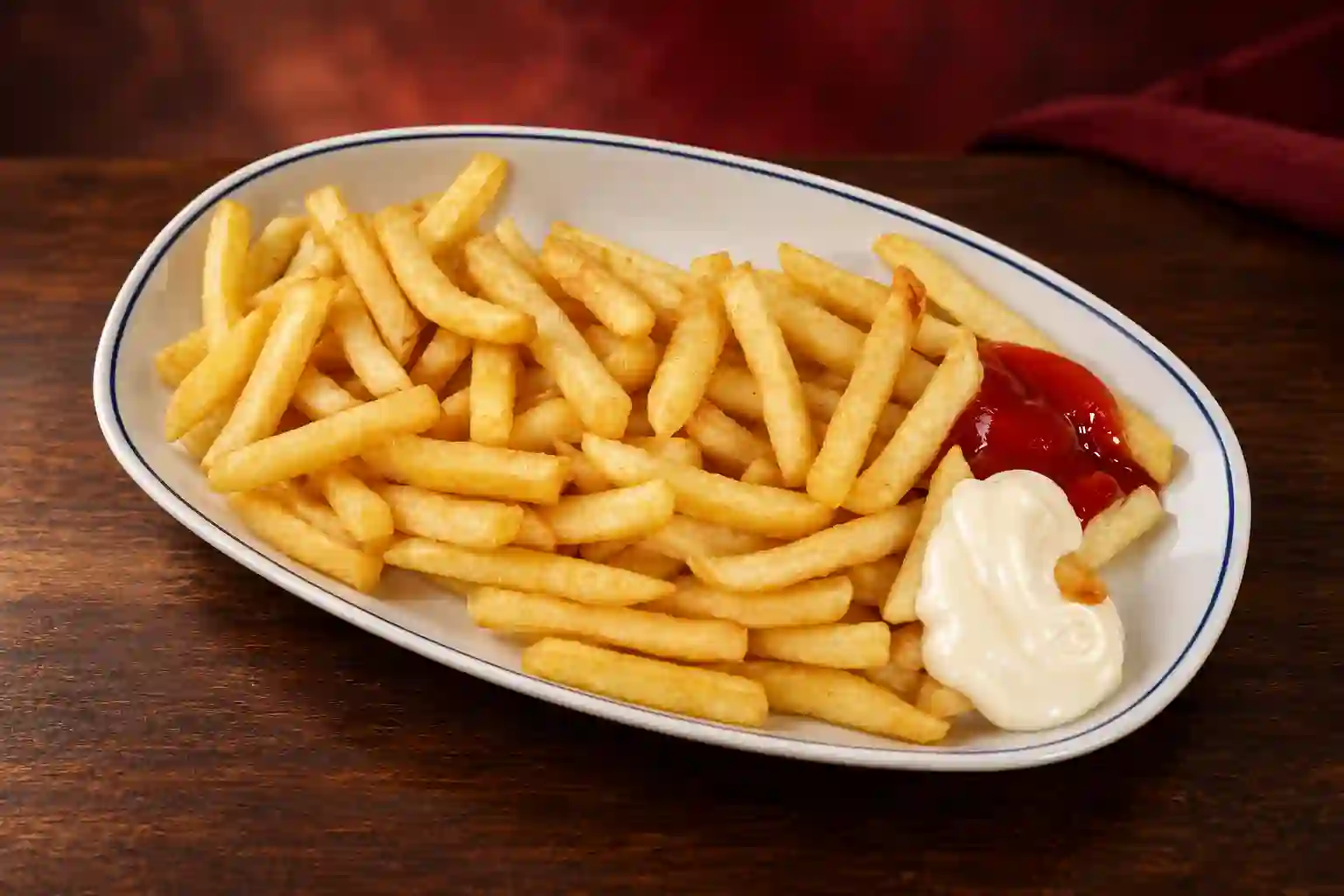 Ketçap ve mayonezle servis edilen patates kızartması tabağı