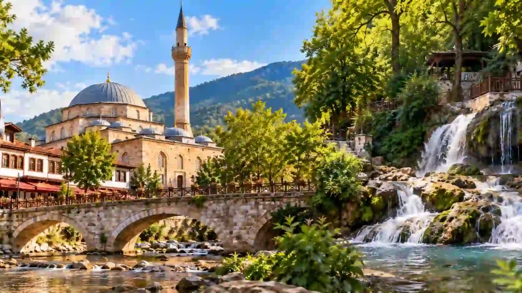 İnegöl Oylat Kaplıcaları'nın termal havuzu ve çevresindeki yeşil alan