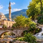 İnegöl Oylat Kaplıcaları'nın termal havuzu ve çevresindeki yeşil alan